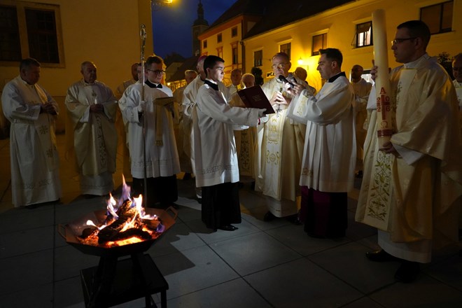 Biskup Radoš predvodio Vazmeno bdjenje u varaždinskoj katedrali